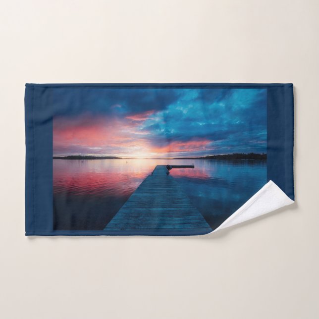 Beau coucher de soleil sur un lac de Calme (Serviette à main)