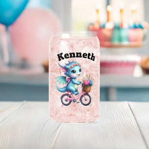 Beau dragon de bébé en vélo au printemps