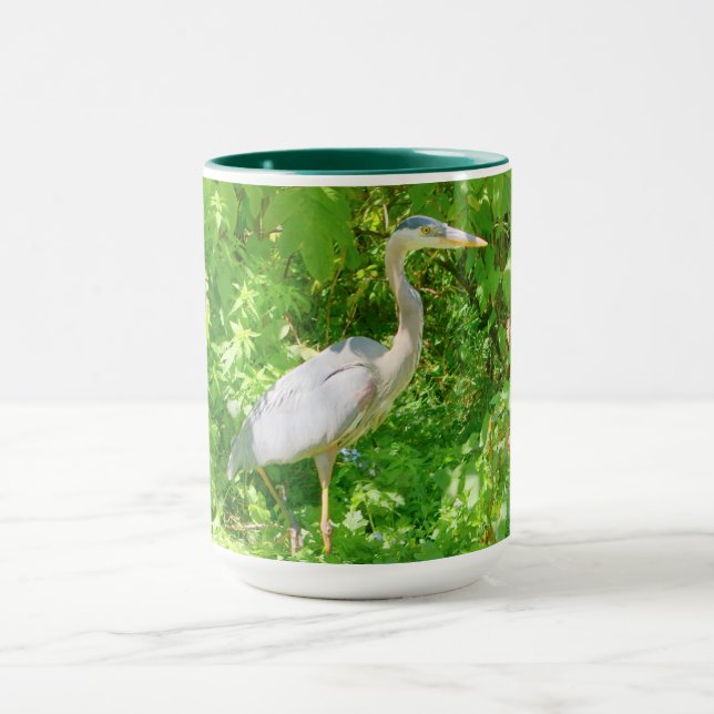 Beau grand héron bleu dans la mug sauvage (Centre)