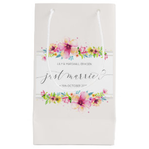 Beau juste marié épousant le sac de cadeau de
