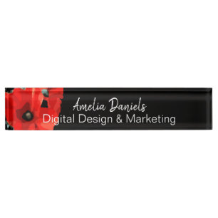 Beau Poppy rouge sur plaque noire