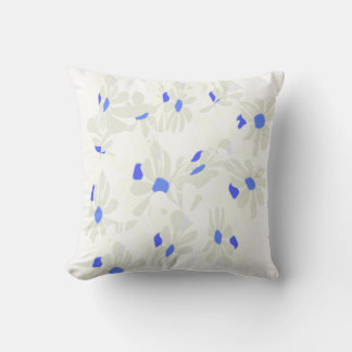 Beauté subtile : Coussin à motif floral bleu