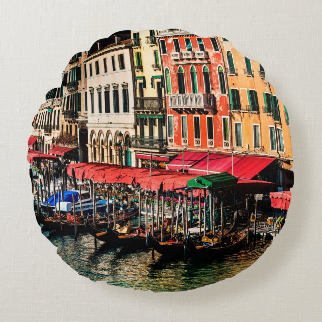 Beautiful view of water street and old buildings i round pillow (Front)