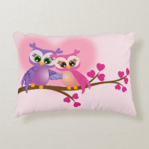 Beaux hiboux de couples sur un coussin d'accent de