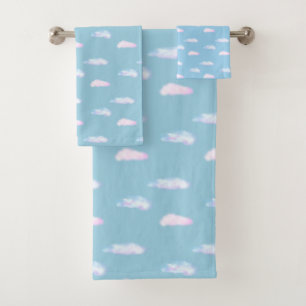 Beaux nuages pastel sur bleu clair