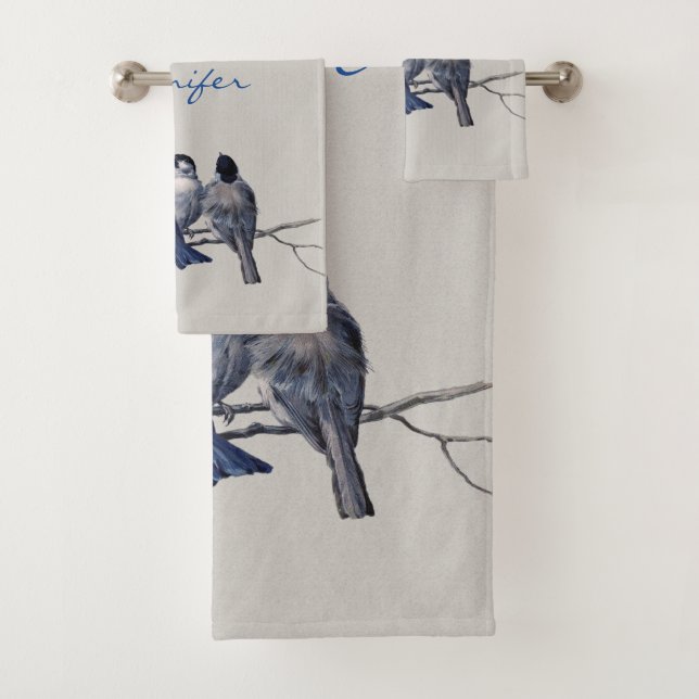Beaux oiseaux gris bleu sur une succursale Nom per (En situation)