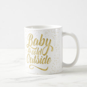 Bébé c'est tasse extérieure froide avec la neig