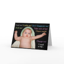 Bébé drôle avec carte de besoins