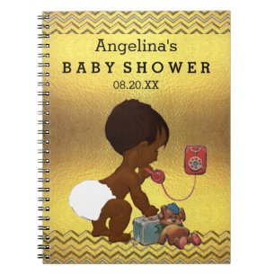 Bébé ethnique sur le livre d'invité de chevrons