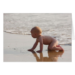 Bébé jouant dans le sable sur la plage