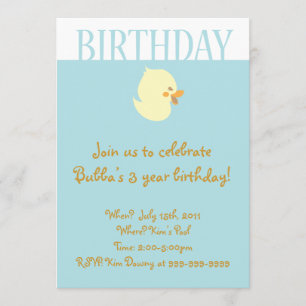 Bébé mignon avec invitation à l'anniversaire bleu