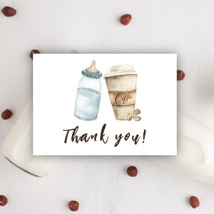 Bébé prépare du café en bouteille Merci