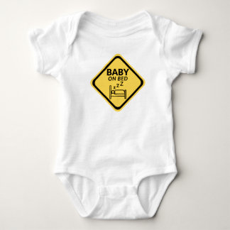 Bébé sur lit body bébé drôle une pièce