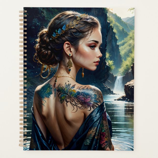 Belle jeune femme avec tatouage sur son épaule. (Devant)