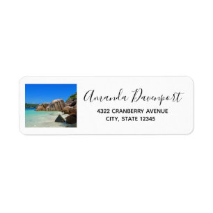 Belle Mer Tropicale avec Côte Rocheuse Couverte