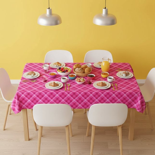 Belle nappe petite à carreaux rose magenta (Beautiful Pink Magenta Plaid Small Tablecloth on dining table in dining room with food on table.)
