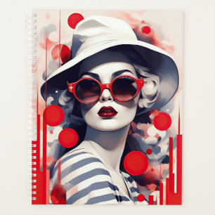 Belle Parisienne en lunettes de soleil et casquett