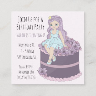 Belle princesse assise sur la carte d'anniversaire
