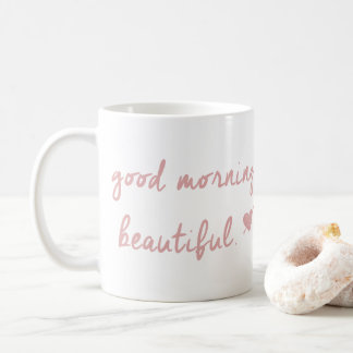 Belle tasse bonjour avec le coeur
