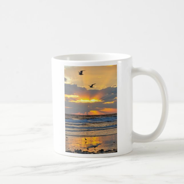 Belle tasse de paysage de lever de soleil de plage (Droite)
