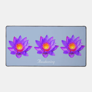 Belles fleurs de lotus sur fond bleu clair