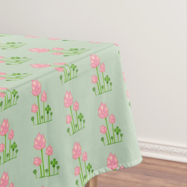 Belles fleurs roses sur nappes vert clair (In Situ)