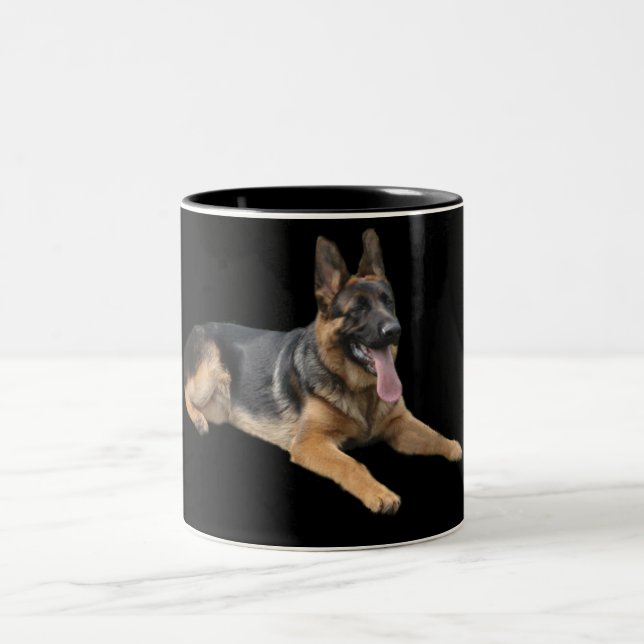 Berger allemand sur la tasse noire (Centre)