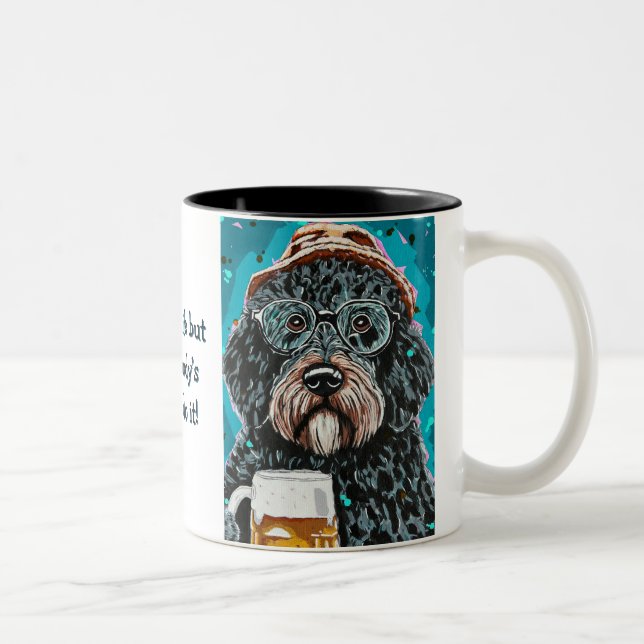 Bernedoodle tenant une tasse à bière (Droit)