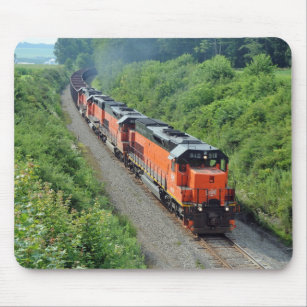 Bessemer and Lake Erie #910 leads a Southbound tra Mouse Pad