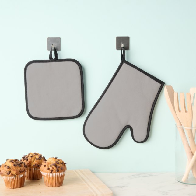 Best Solid Colour Silver Quilted Heat Protection  Oven Mitt & Pot Holder Set (Insitu(Hanging))