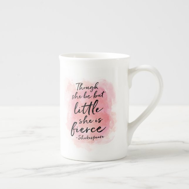 Bien qu'elle soit mais peu de tasse fine de (Droite)