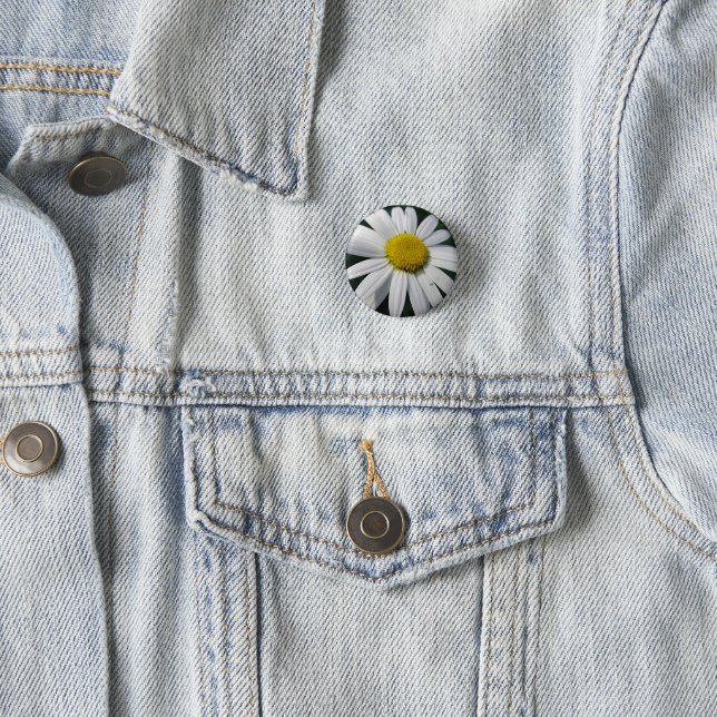 Big White Daisy   1 Inch Round Button (In Situ)