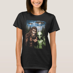 Bigfoot Alien Selfie Rock On Peace Sign Funny UFO T-Shirt