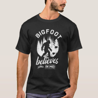 Bigfoot believes in me Funny Sasquatch Gif T-Shirt