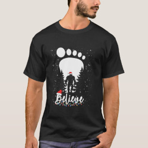 Bigfoot foot print Yeti Believe santa hat Christma T-Shirt