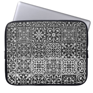 Black and white damask patterns laptop sleeve