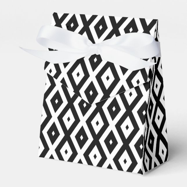 Black and white diamond pattern favor box (Front Side)