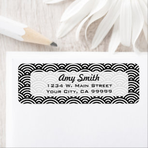 Black and White Geometric Scallop Pattern