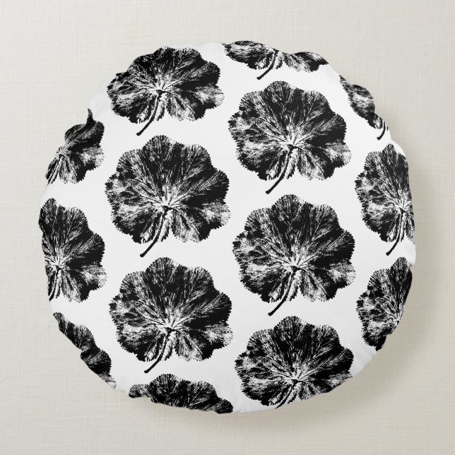 Black and White Lady's Mantle Leaf Print Pattern Round Pillow (Front)