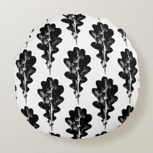 Black and White Oak Leaf Print Pattern Round Pillow