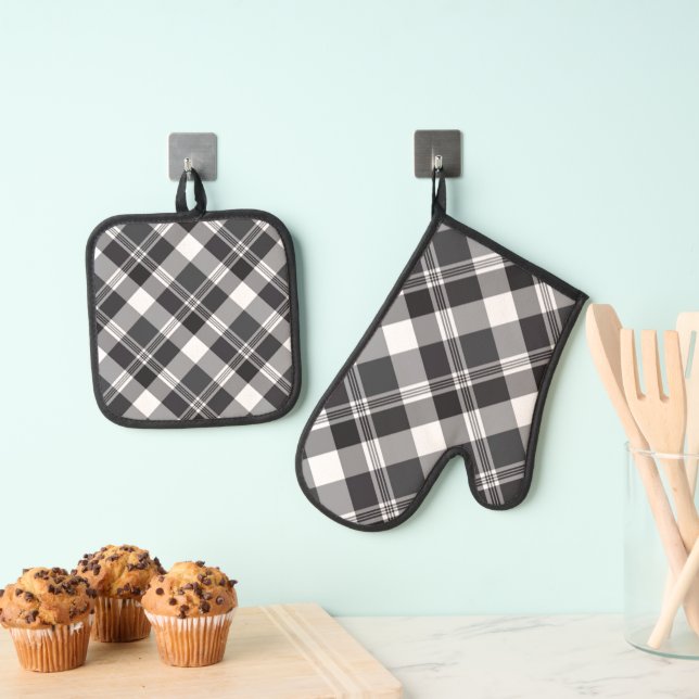 Black and White Plaid Oven Mitt & Pot Holder Set (Insitu(Hanging))