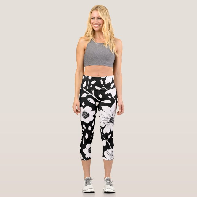 Black and White Simple Flower Seamless Pattern Capri Leggings (Front)