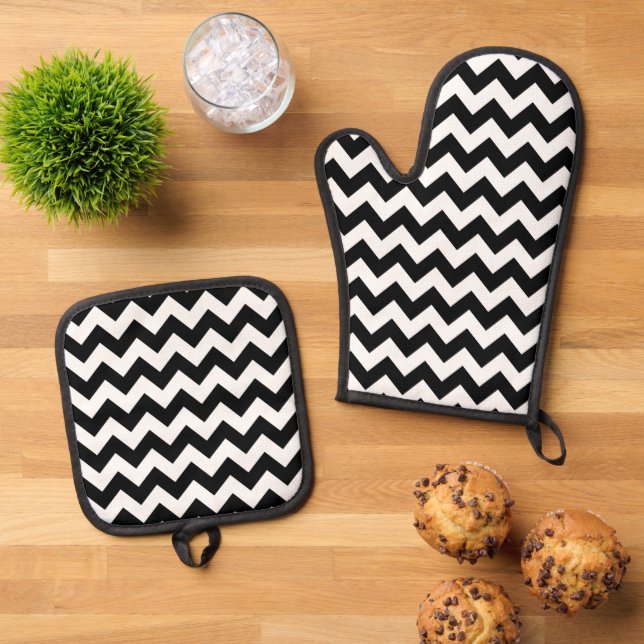 Black and White Zigzag Pattern, Chevron Pattern Oven Mitt & Pot Holder Set (Top Down)