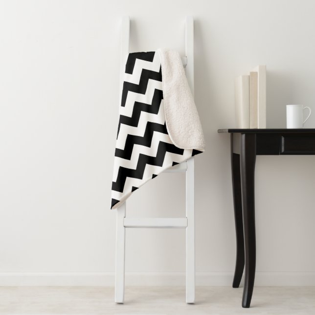 Black and White Zigzag Pattern, Chevron Pattern Sherpa Blanket (In Situ)