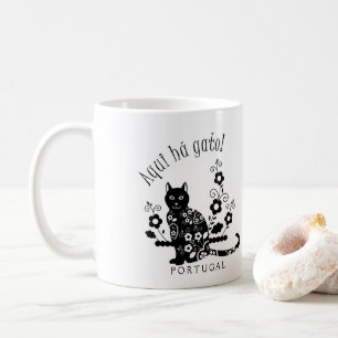 Black cat white flowers Aqui há gato! Drawstring B Coffee Mug