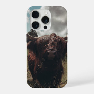 Black highland Scottish cow grazing vintage retro iPhone 15 Pro Case