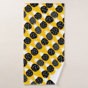 Black pineapples bath towel