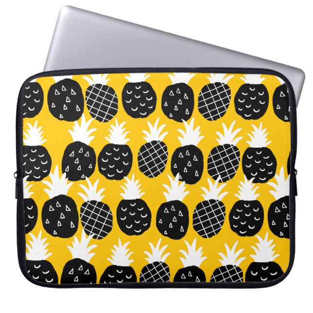 Black pineapples laptop sleeve (Front)