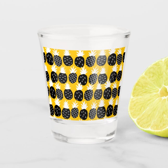 Black pineapples shot glass (Front)