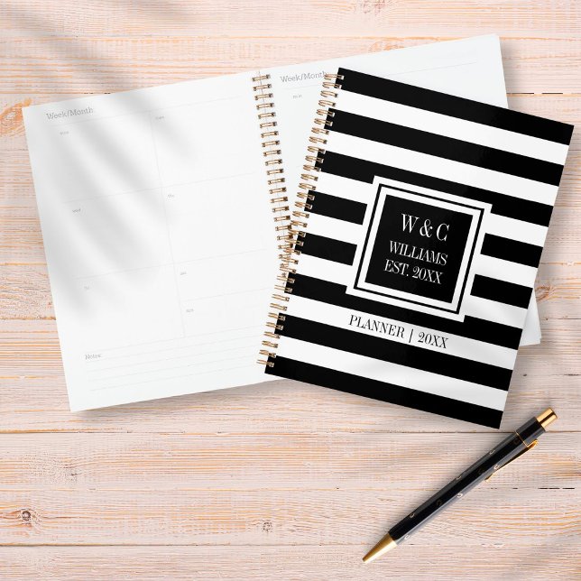 Black White Stripe Nom de famille Monogramme 2023 (Créateur téléchargé)